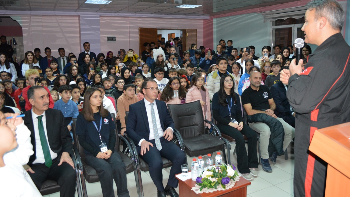 UZAYA GİDEN İLK ASTRONOTUMUZ ALPER GEZERAVCI BİLSEMDE.